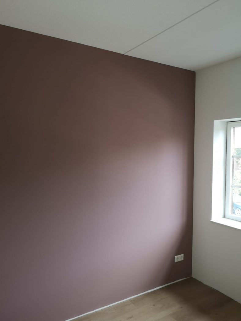 wand met roze muurverf woning bloemendaal