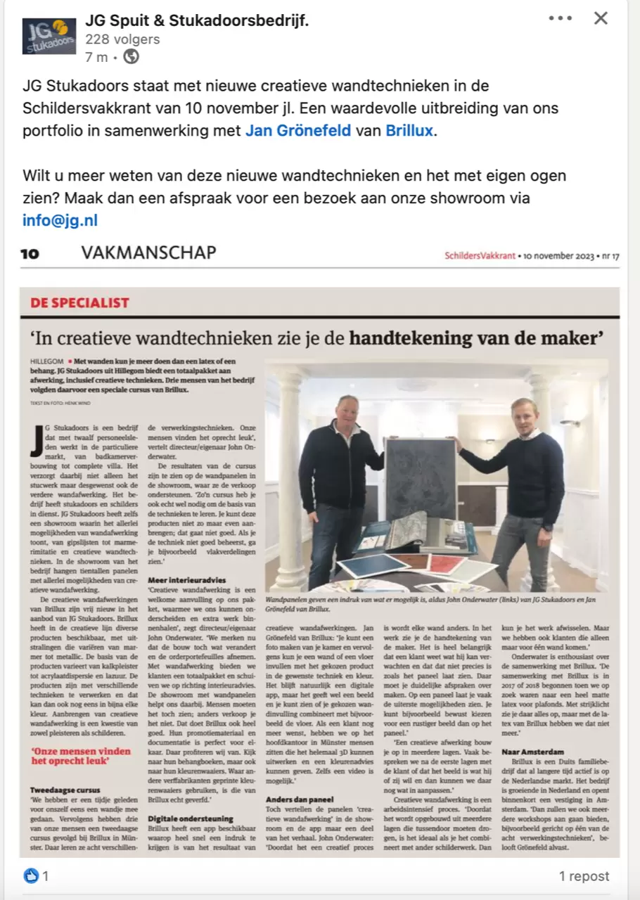 Krantenartikel met foto van wandafwerking met John van JG en Jan van Brillux