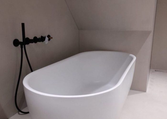 Badkamer met Beton Ciré afwerking beton ciré afwerking bij bad